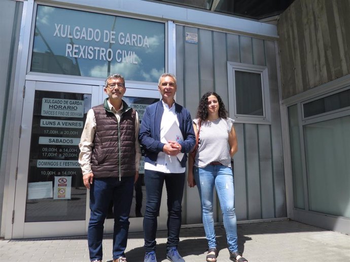 Iago Tabarés, Luis Seara y Noa Presas presentan una denuncia del BNG contra Jácome en los juzgados de Ourense.