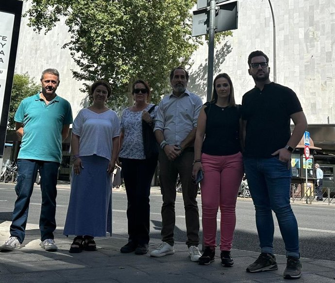 Miembros de la candidatura de Hacemos Córdoba en el centro comercial de la ciudad.
