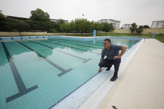 Archivo - El concejal delegado de Deportes, Educación e Infancia del Ayuntamiento de Córdoba, Manuel Torrejimeno, en la piscina municipal de la calle Marbella.