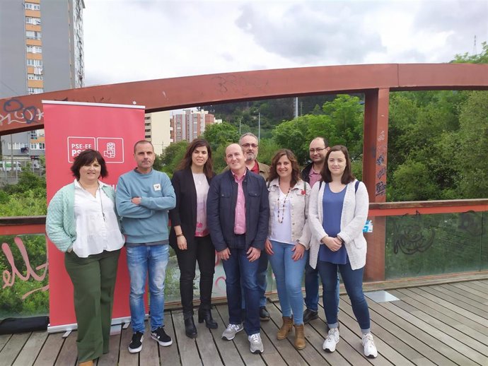 Carlos Fernandéz junto a miembros de la candidatura del PSE en Barakaldo.