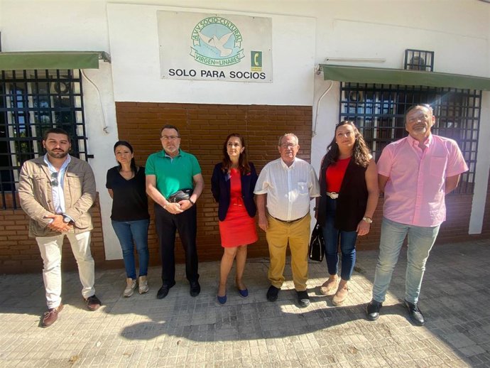 Yolanda Almagro (centro) con varios miembros de la candidatura y el presidente de la Asociación de Vecinos de Virgen de Linares, Francisco Reyes, en La Fuensanta.