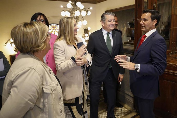 Archivo - Imagen de archivo con Marifrán Carazo, en el centro, en presencia de Francisco Cuenca, a la derecha, junto con Ana Muñoz, María José Martín, Antonio Sanz y Antonio Grandos