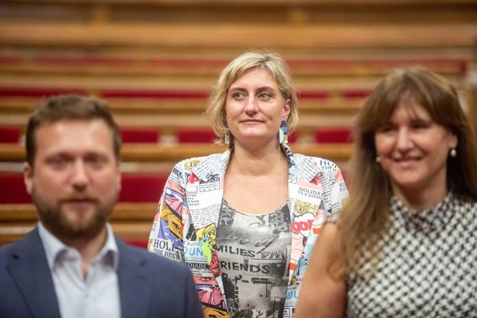 Archivo - La  vicepresidenta primera del Parlament, Alba Vergés, detrás de Laura Borrs