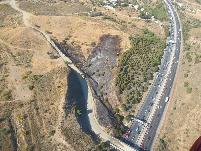 Vista de la zona afectada por las llamas junto a la autovía A-7.