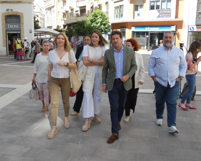 El candidato de Ciudadanos (Cs) a la Alcaldía de Huelva, Guillermo García de Longoria, en el Centro de Huelva.