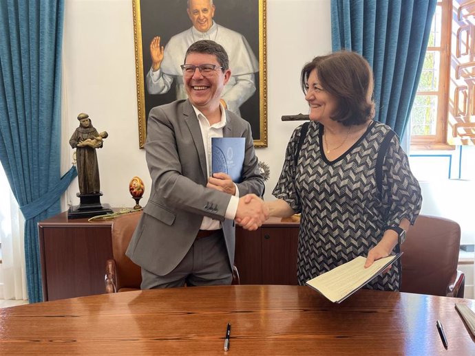 La presidenta de la UCAM, María Dolores García, y el presidente de la Federación de Personas Sordas de la Región de Murcia, Francisco Jesús Pérez, se saludan tras la firma del acuerdo