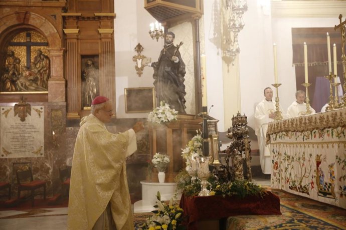 El obispo de Córdoba, Demetrio Fernández, en la basílica de San Juan de Ávila, en Montilla.