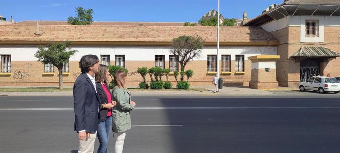 El candidato a la Alcaldía de Huelva por Vox, Wenceslao Font, junto a la antigua cárcel de Huelva.