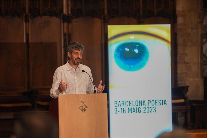 El poeta y escritor mallorquín Joan Toms Martínez recibe el Premi de Poesia Jocs Florals de Barcelona 2023 por su libro de poemas 'Fosca negra'