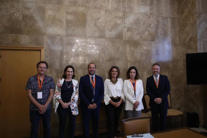 La vicepresidenta tercera y ministra de Transición Ecológica y por el Reto Demográfico, Teresa Ribera, junto a los consellers de Medio Ambiente y Territorio, Miquel Mir, y de Hacienda y Relaciones Exteriores, Rosario Sánchez.