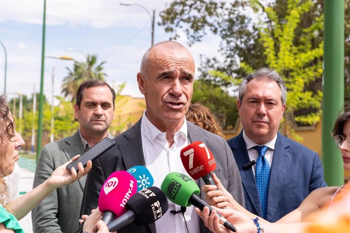 El alcalde de Sevilla, Antonio Muñoz, atiende a los medios de comunicación en la avenida de la Cruz Roja