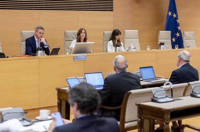 El ministro de Sanidad, José Miñones (1i), comparece durante una comisión de Sanidad y Consumo, en el Congreso de los Diputados, a 10 de mayo de 2023, en Madrid (España).