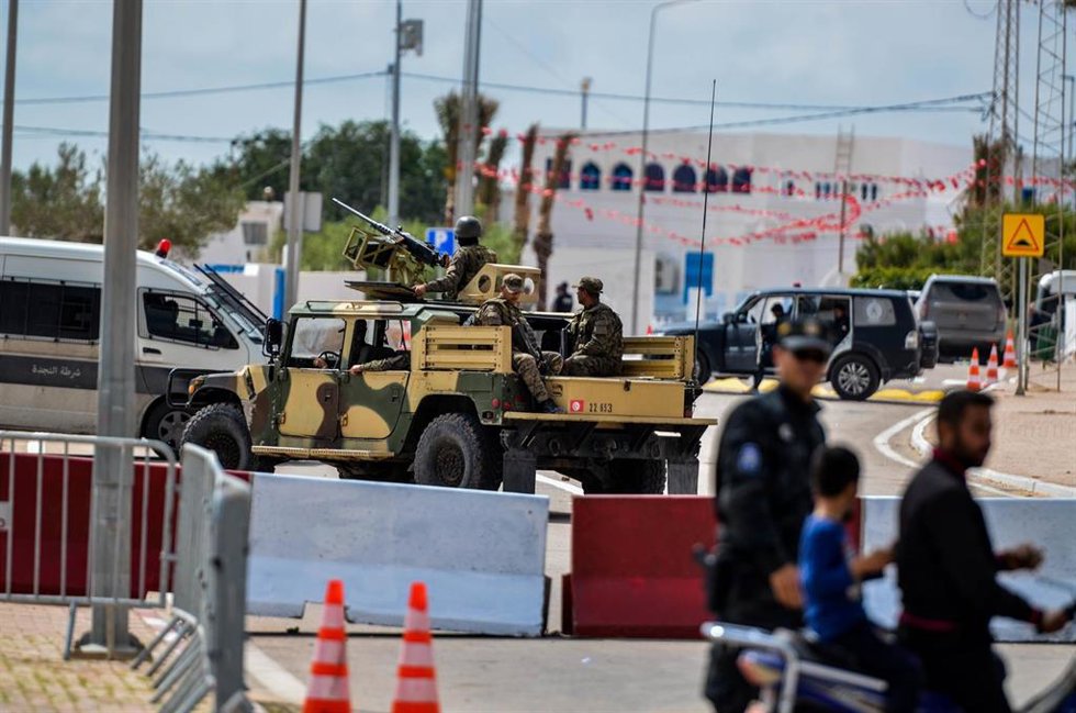 Fuerzas de seguridad en la isla de Yerba tras un ataque en una sinagoga