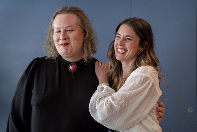 La ministra de Igualdad, Irene Montero (d), asiste a la presentación de la novela 'La mala costumbre', de Alana S. Portero (i), en el Hotel Iberostar Las Letras Gran Vía, a 10 de mayo de 2023, en Madrid (España). 