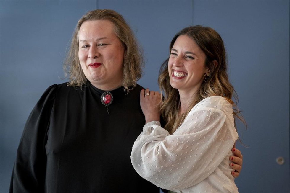 La ministra de Igualdad, Irene Montero (d), asiste a la presentación de la novela 'La mala costumbre', de Alana S. Portero (i), en el Hotel Iberostar Las Letras Gran Vía, a 10 de mayo de 2023, en Madrid (España). 