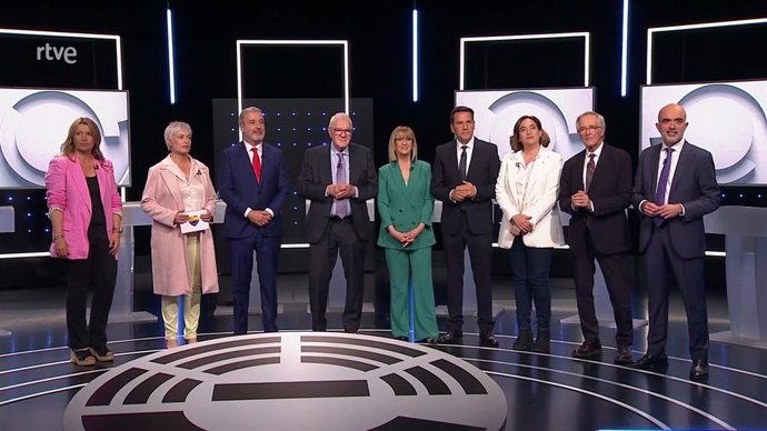 Els candidats a l'alcaldia de Barcelona Eva Parera (Valents), Anna Grau (Cs), Jaume Collboni (PSC), Ernest Maragall (ERC), Ada Colau (BComú), Xavier Trias (Junts) i Daniel Sirera (PP) participen al debat electoral de RTVE Catalunya.