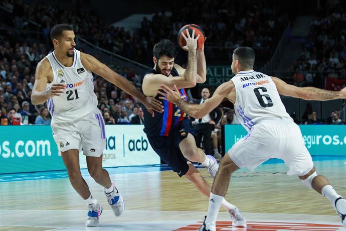 Archivo - El jugador culé Álex Abrines, durante un partido contra el Real Madrid.