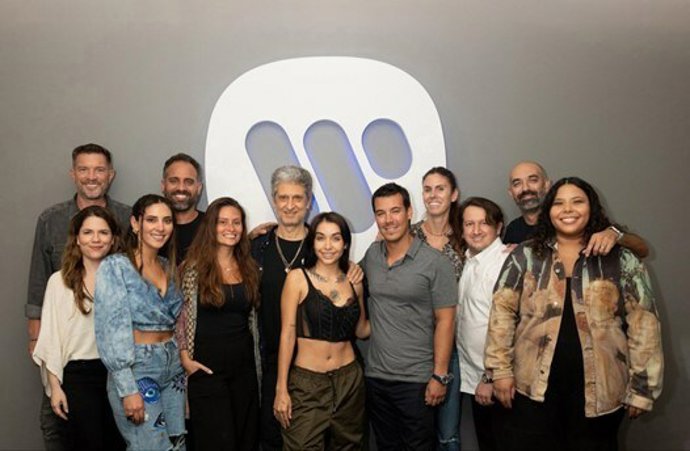 (Photo Credit: Miguel Valencia // Photo Courtesy: Warner Music Latina)