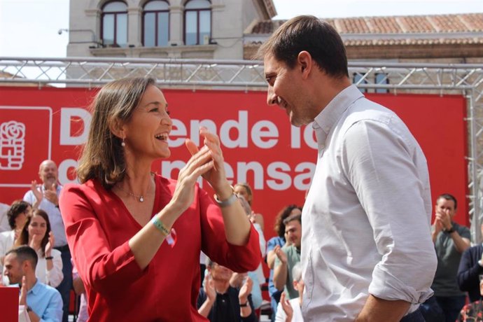 El candidato del PSOE a la Presidencia de la Comunidad de Madrid, Juan Lobato, y la candidata del PSOE a la Alcaldía de Madrid, Reyes Maroto, en un mitin de campaña.