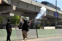 HRW denuncia un uso excesivo de la violencia en las protestas en Pakistán contra el arresto de Imran Jan