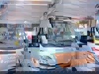 Aruca Gómez (CS) abre campaña con pegada de carteles simbólica en la 'Arumóvil' con la que recorrerá la región