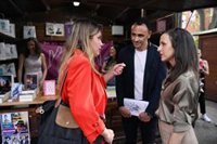 Belarra, Jacinto y Sotomayor protagonizan la tradicional pegada de carteles en Orcasitas