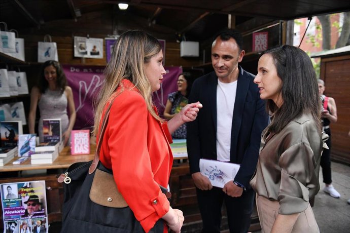 (I-D) La candidata de Podemos a la Presidencia de la Comunidad de Madrid, Alejandra Jacinto, el candidato de Podemos a la Alcaldía de Madrid, Roberto Sotomayor, y la ministra de Derechos Sociales y Agenda 2030, Ione Belarra, durante su visita a la Feria