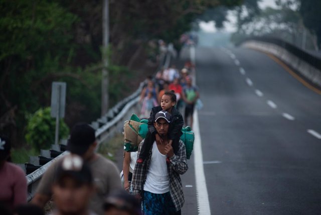 Migrantes de Centroamérica cruzan México hacia la frontera con Estados Unidos