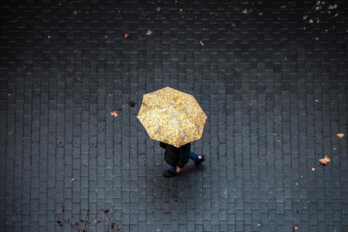 Archivo - Una persona camina con un paraguas, a 17 de enero de 2023, en Barcelona, Catalunya (España). El séptimo gran temporal de la temporada ha traído viento, oleaje, nevadas y lluvias a las cuatro provincias catalanas, que vivirán un descenso en las