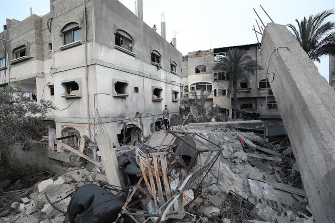 Daños materiales tras un bombardeo de Israel contra la ciudad de Beit Lahia, en el norte de la Franja de Gaza