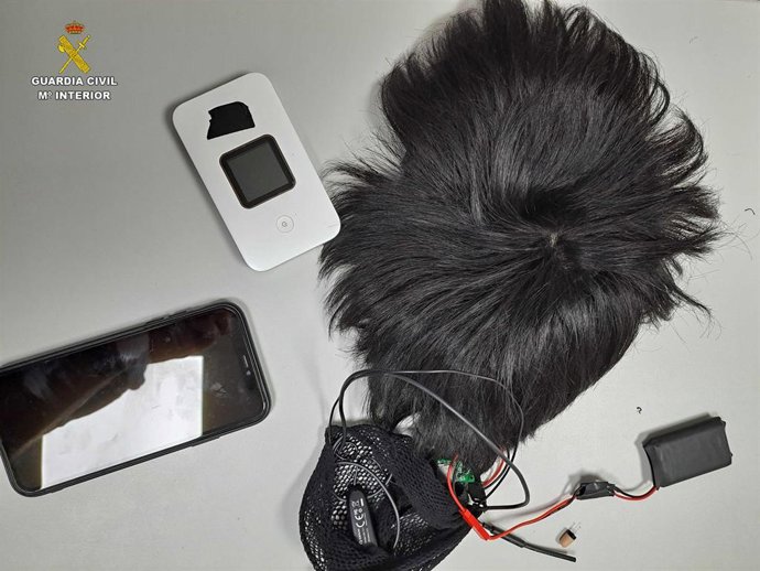 La Guardia Civil sorprende a una persona utilizando medios técnicos para superar el examen teórico del permiso de conducir