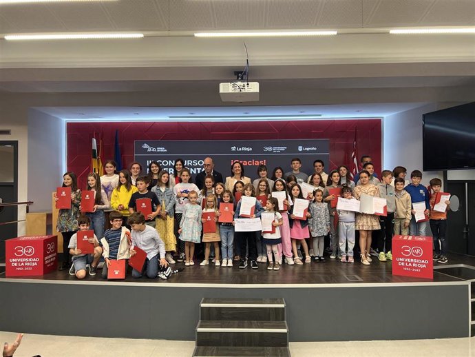 La presidenta del Gobierno de La Rioja, Concha Andreu, ha participado en la tercera edición del concurso 'Experimenta en casa'