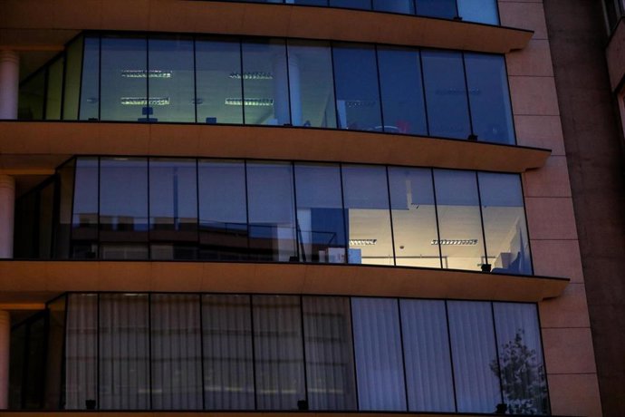 Archivo - Un edificio de oficinas con las luces encendidas, en Madrid, a 23 de octubre de 2019.