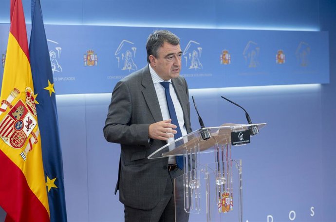 El portavoz del PNV en el Congreso, Aitor Esteban, durante una rueda de prensa.