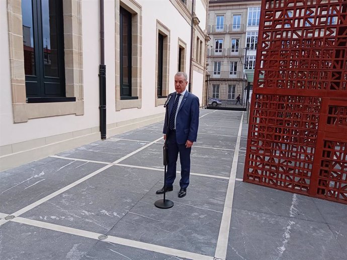 Urkullu, en declaraciones a los medios de comunicación a su llegada al Parlamento Vasco