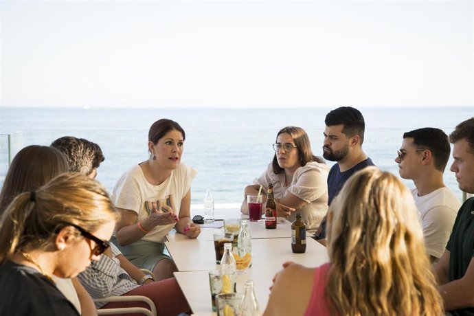 La candidata de CS a la Alcaldía de Málaga, Noelia Losada, en un encuentro con jóvenes