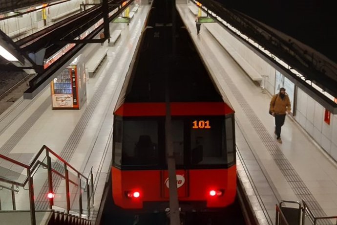 Archivo - Un tren de Metro de Barcelona