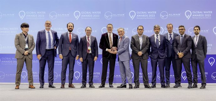Delegación de Aqualia recibiendo el premio de la GWI