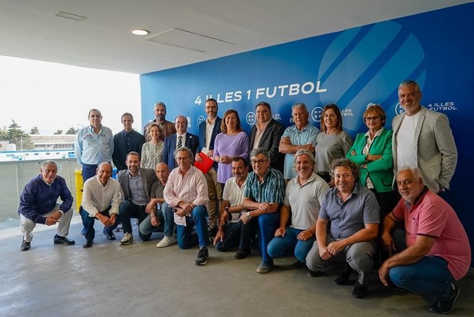 Encuentro del ministro de Cultura y Deporte, Miquel Iceta, y los candidatos del PSIB a la alcaldía de Palma, José Hila, y al Govern, Francina Armengol,  con los clubes de fútbol de Palma.