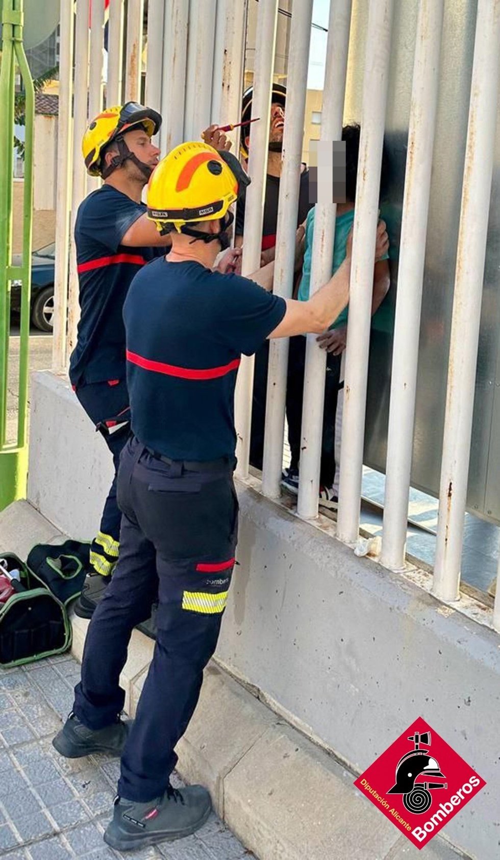 Los bomberos rescatan a un niño atrapado entre una valla y un panel publicitario en Benidorm