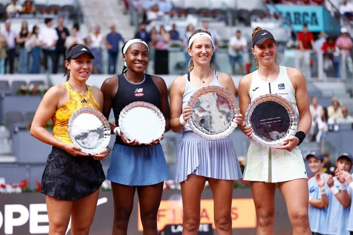 De izda a dcha: Jessica Pegula, Coco Gauff, Victoria Azarenka y Beatriz Haddad Maia tras la final de dobles del Mutua Madrid Open 2023