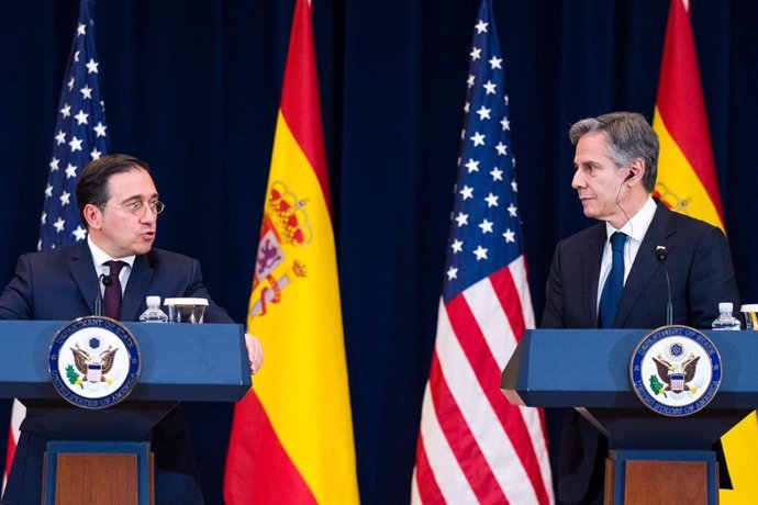 El ministro de Asuntos Exteriores, José Manuel Albares, y el secretario de Estado estadounidense, Antony Blinken, en rueda de prensa en Washington, Estados Unidos.