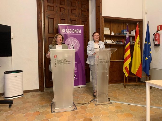 La consellera de Presidencia, Función Pública e Igualdad, Mercedes Garrido, y la directora del IBDona, Maria Duran