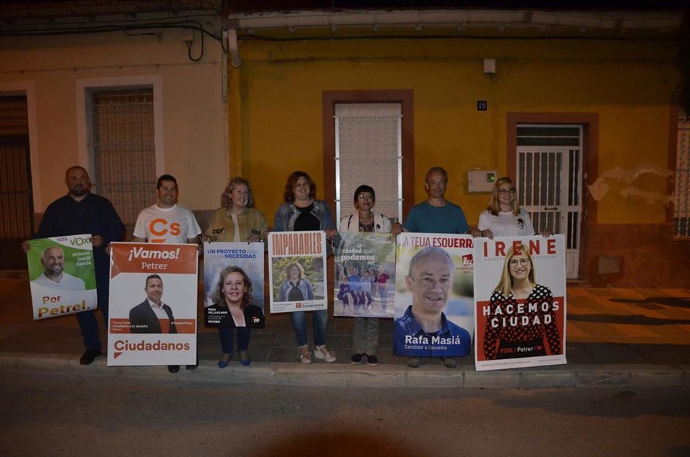 Imagen de archivo de la pegada de carteles electorales en Petrer (Alicante) en las elecciones de 2019.