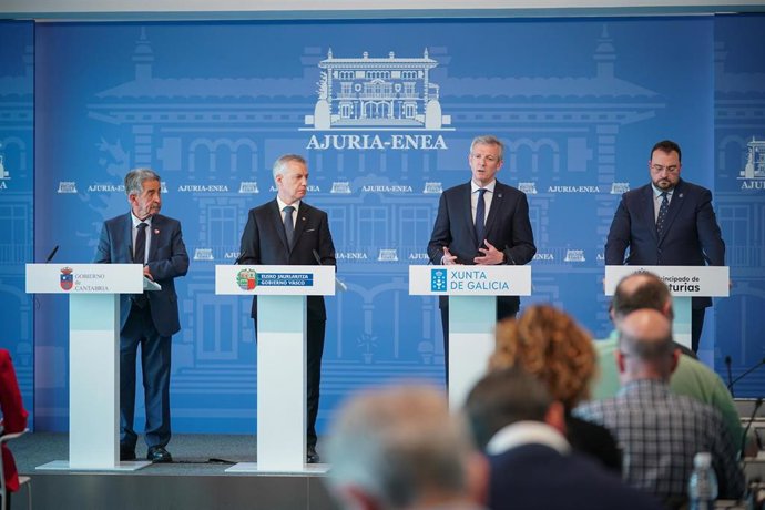 Archivo - (I-D) El presidente de Cantabria, Miguel Ángel Revilla (PRC); el Lehendakari, Iñigo Urkullu; el presidente de la Xunta de Galicia, Alfonso Rueda, y el presidente del Principado de Asturias, Adrián Barbón, durante una rueda de prensa tras una r