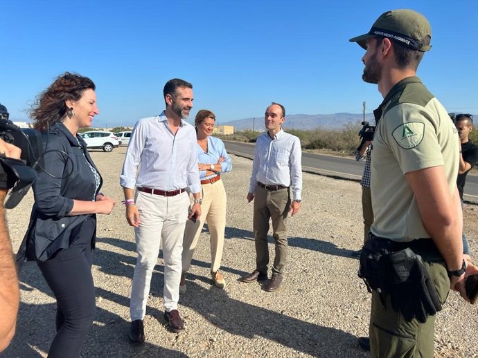 El consejero de Sostenibilidad de la Junta de Andalucía, Ramón Fernández-Pacheco, visita Las Salinas de Cabo de Gata junto a la alcaldesa de Almería, María del Mar Vázquez, y el delegado territorial, Manuel de la Torre.