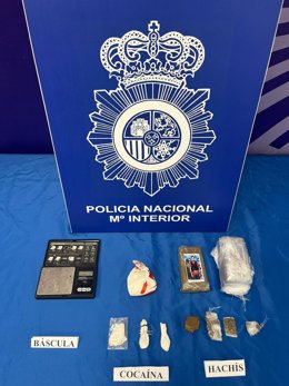 Hachís, cocaína y utensilios interceptados en la desarticulación de un punto de venta de drogas en Lugo.