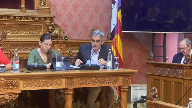 El conseller del Consell de Mallorca, Josep Lluís Colom, durante el pleno