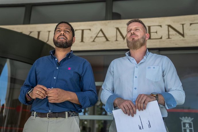 El secretario general de Vox (i) arropa al candidato a la Alcaldía de Dos Hermanas.