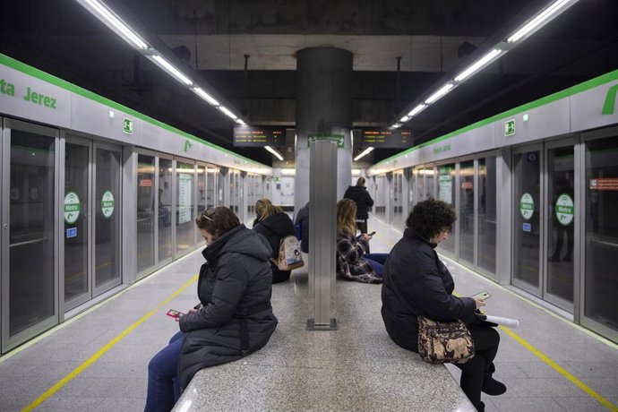 Archivo - Varias personas en el metro de Sevilla. Imagen de archivo.